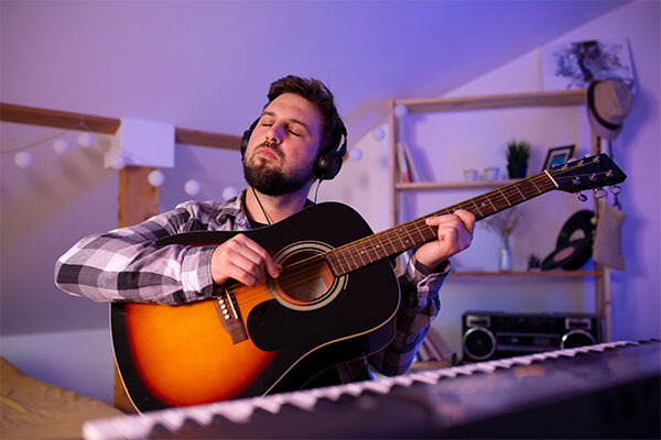 Guitarra acústica – Jóvenes y adultos – 17 años en adelante