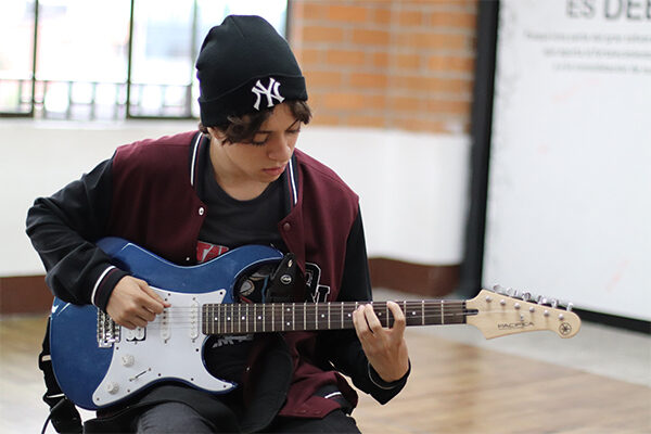 Guitarra eléctrica – jóvenes – 13 a 16 años