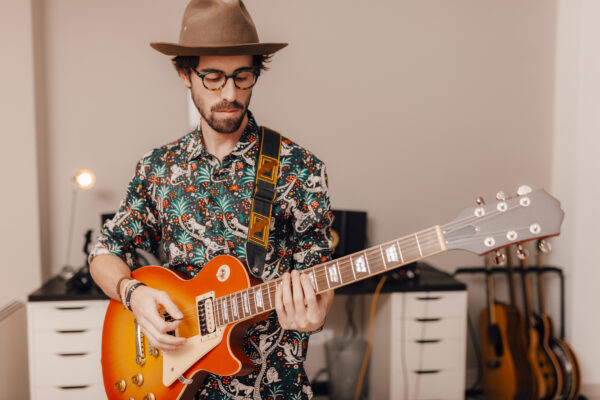 Guitarra eléctrica – jóvenes y adultos – 17 años en adelante