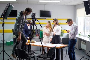 Personas trabajando en un set de televisión