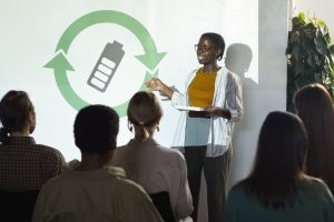 Jóven africana presentándose ante un público
