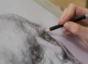 Mano dibujando retrato de hombre viejo