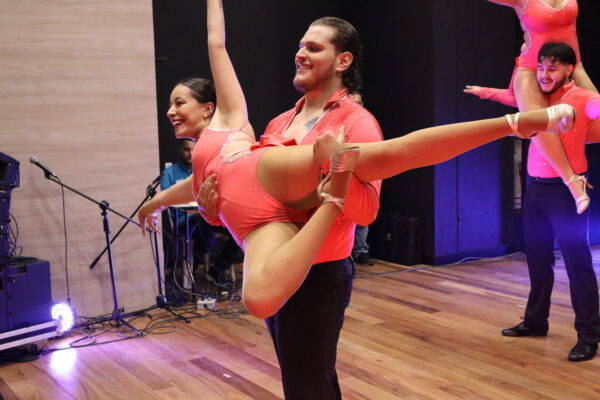 Bailes tropicales: bachata y salsa – jóvenes y adultos – 17 años en adelante