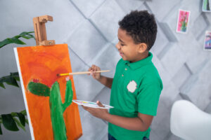 Niño pintando con acrílicos