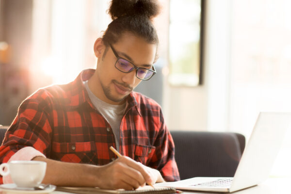 Escritura creativa – jóvenes y adultos – 17 años en adelante